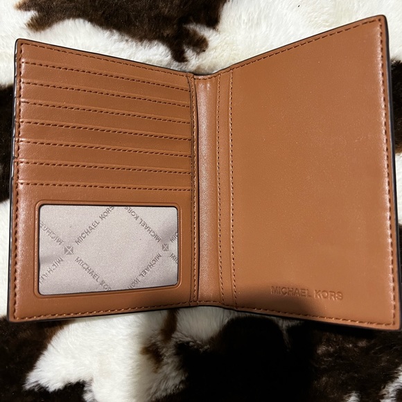 Michael Kors passport wallet - Picture 2 of 2